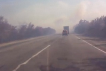 Филиал ада: запорожскую трассу окутал густой дым (видео)