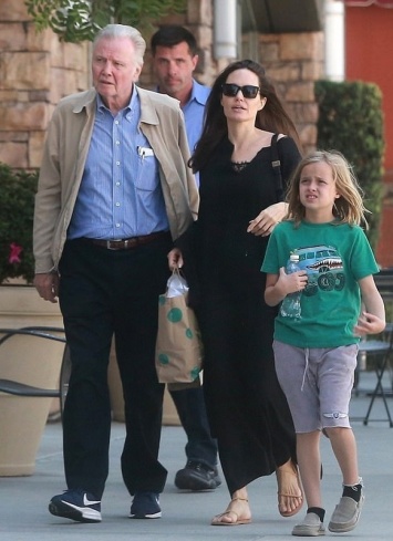 Анджелина Джоли окончательно наладила отношения со своим отцом Джоном Войтом