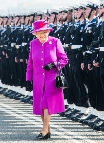 Вот почему королева всегда одевается в такие яркие наряды