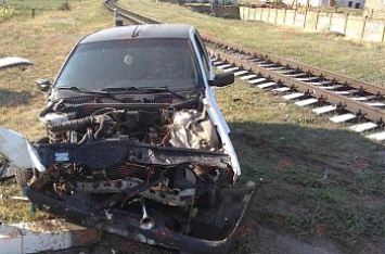 Под Бердянском поезд протаранил автомобиль. Пострадала беременная женщина