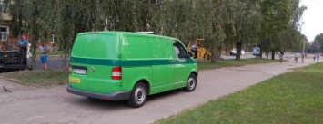 Наглые водители в Чернигове объезжают ремонт по тротуарам и газонам