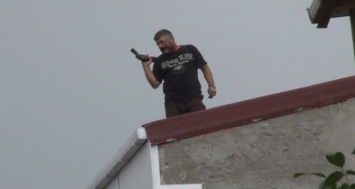В Стамбуле мужчина с ружьем залез на крышу и открыл огонь