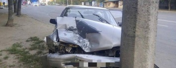 В Харькове пьяный водитель протаранил припаркованный "Daewoo" и врезался в столб (ФОТО)