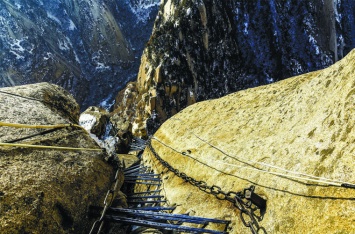Туристы сняли на видео самый опасный спуск с горы в Китае