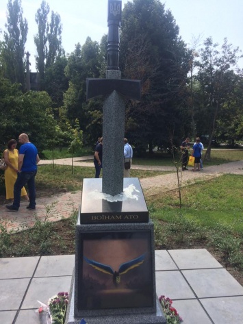 Киевские скульпторы вонзили меч в карту России