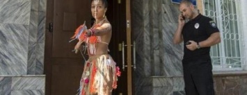 Активистка Femen пришла в полицию в костюме папуаса: реакция соцсетей