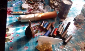 У жителя Кривоозерского района нашли коноплю, снотворный мак и арсенал оружия