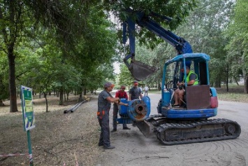 В центральном парке Запорожья начали расчищать озеро по новой технологии