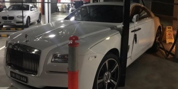 Владелец Rolls-Royce Wraith построил для машины клетку и врезался в нее