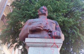 В Полтаве красной краской залили памятник генералу Ватутину