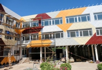В Синельниковской школе монтируют вентилируемый фасад