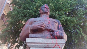 Вандализм в Полтаве: памятник генералу Ватутину облили красной краской