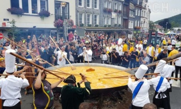 В Бельгии приготовили гигантский омлет на 4-метровой сковороде
