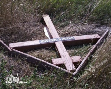 На въезде в Одессу вандалы разрушили поклонный Крест