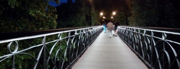 Знаменитый мост влюбленных в Киеве засветился по-новому (ФОТО)