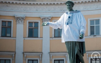 Памятник основателю Одессы одели в вышиванку с якорями и штурвалами