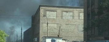 Черный дым в Мариуполе: горит склад по производству пенопласта (ФОТО)