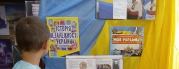 В Белозерском проводится выставка ко Дню флага Украины