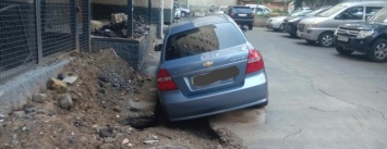 В центре Одессы машина провалилась в яму, вырытую коммунальщиками (ФОТО)