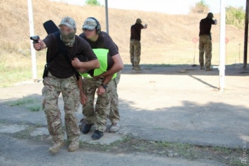 В Одесской области спецназовцы военной полиции соревновались, кто лучше проведет VIPа через толпу с убийцей