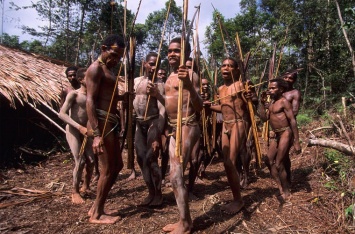 Фотограф показал жизнь изолированного племени бывших людоедов