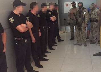 В аэропорту на крупной взятке СБУ задержала новых полицейских (фотофакт)