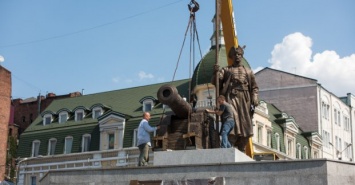 На Бурсацком спуске установили памятник атаману Ивану Сирко