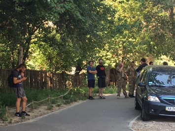 В Киеве группа АТОшников столкнулась с волонтерами на месте незаконной застройки