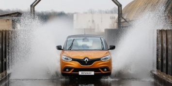 Французский экстремал задумал превратить компактвэн Renault в раллийное такси