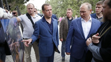 Путин и Медведев осмотрели Херсонес и заинтересовались старинной табличкой