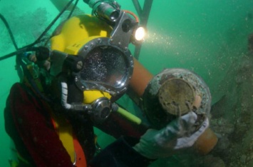 На затонувшем корабле XVIII века найдены сокровища и загадочный сундук