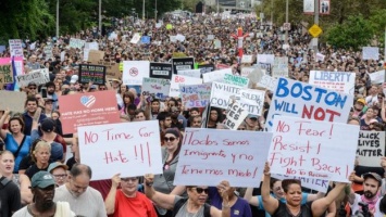 В Бостоне прошла многотысячная демонстрация против альт-правых