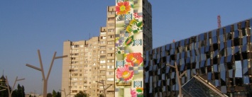 Харьковский художник рисует мурал на семнадцатиэтажном доме ко Дню города (ФОТО)