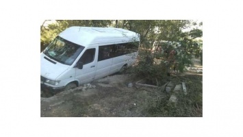 В Крыму спасатели вытащили из грязи машину с москвичами и туристический автобус