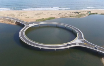 В Уругвае построили круглый мост, чтобы мимо водителей не ускользнули красоты (фото)
