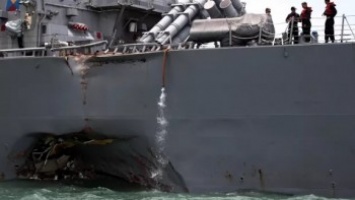 Танкер врезался в эсминец США "Джон Маккейн" возле Сингапура (фото)