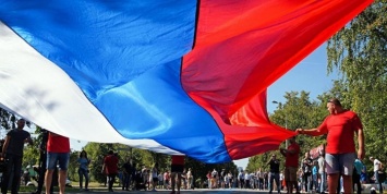 ВЦИОМ сообщил о растущих симпатиях россиян к флагу и гимну
