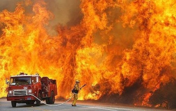 В Ростове-на-Дону бушует масштабный пожар. Людей эвакуируют