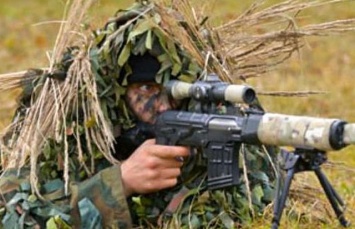 Сети восхитил снимок снайпера с необычной "винтовкой" на Донбассе (фото)