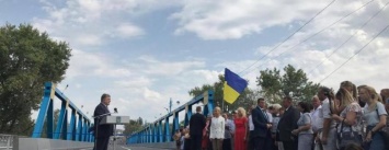 Порошенко открыл дорожное движение на реконструированном мосту в Изюме