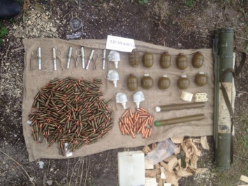 Под Киевом обнаружен схрон с боеприпасами (фото)
