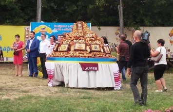 На Полтавщине зафиксирован новый рекорд Украины - самый большой каравай (фото и видео)