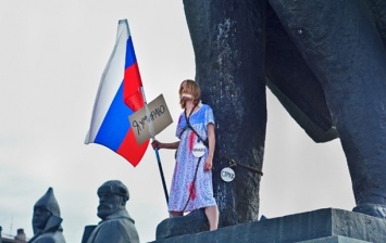 В РФ учительница приковала себя цепью к памятнику Ленину