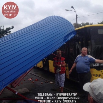 В Киеве автобус въехал в остановку, водитель бежал