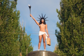 Участница Femen с обнаженной грудью и конфетами выступила за права женщин в центре Киева