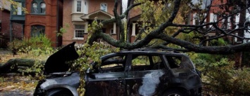 Балконы на машинах, деревья на домах: последствия урагана в Днепре