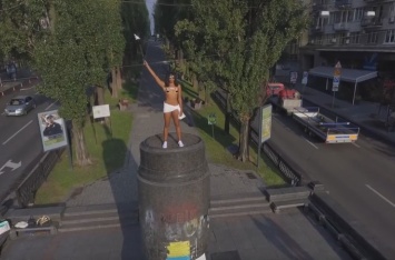 Активистка Femen кое-что «отчебучила» на ленинском постаменте. ФОТО