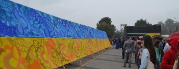 В Днепре представили флаг-рекордсмен, разрисованный петриковкой(ФОТОРЕПОРТАЖ)