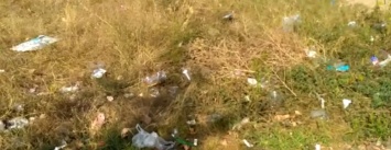 В райцентре Херсонщины забыли убрать мусор перед праздниками? (видео)