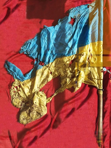 Легендарные реликвии из зоны АТО: в Сети показали уникальную подборку флагов Украины из Донбасса с особой историей каждого - впечатляющие кадры